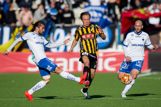 Norrköpings Christopher Telo fäller Häckens Adam