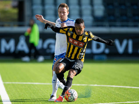 Häckens Nasiru Mohammed före Norrköpings Jon Gudni