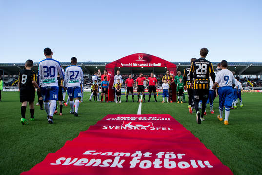 Lagen på väg in på planen innan fotbollsmatchen i