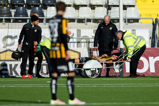 Häckens Simon Sandberg rullas ut på bår skadad