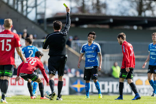Halmstads Antonio Rojas blir varnad av domare Antti Kanerva