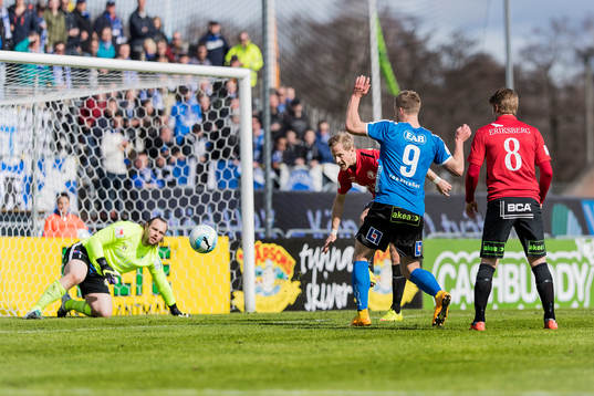 Halmstads Alexander Ruud Tveter missar en målchans