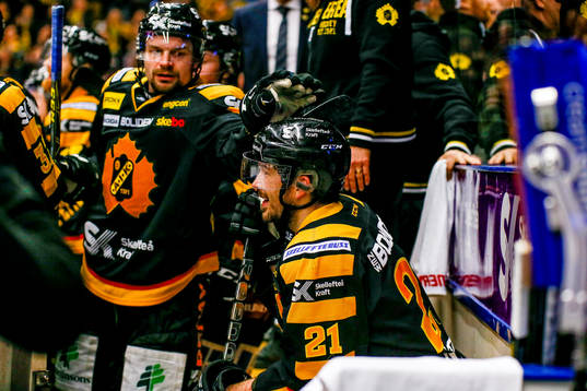 Skellefteås Janne Pesonen klappar om Jimmie Ericsson