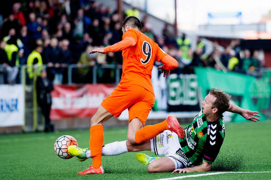 GAIS Craig Henderson glidtacklar Athletics Sasa Matic