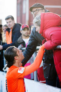 Athletics Erik Figueroa pratar med publiken