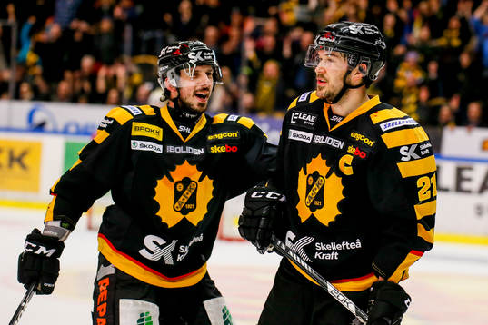 Skellefteås Jimmie Ericsson och Fredrik Lindgren  jublar