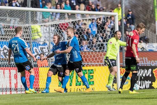 Halmstads Fredrik Olsson mitt i bild jublar