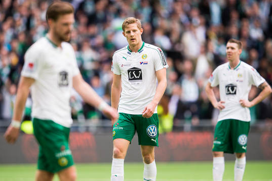 Hammarbys Lars Saetra och Birkir Már Saevarsson ser