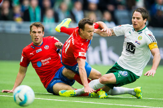 Helsingborgs Frederik Helstrup och Anton Wede i kamp om
