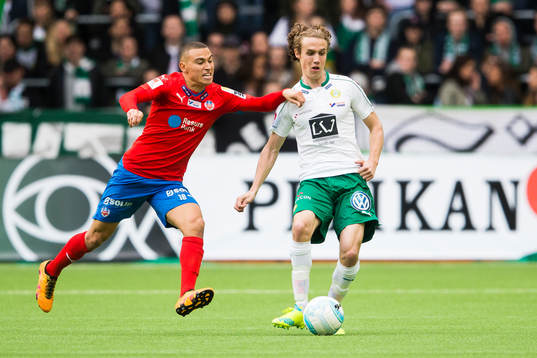 Helsingborgs Jordan Larsson i kamp om bollen med Hammarbys