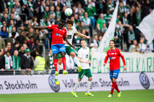 Helsingborgs Lalawélé Atakora i en nickduell med