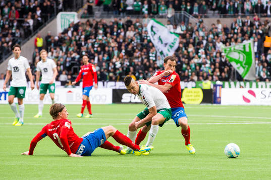 Helsingborgs Carl Johansson och Anton Wede i kamp om bollen