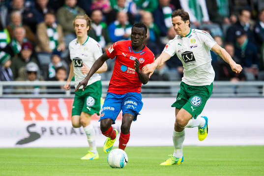 Helsingborgs Lalawélé Atakora i kamp om bollen med