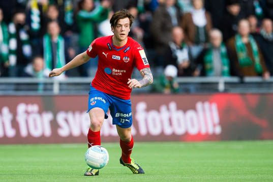 Helsingborgs Alexander Achinioti-Jönsson med bollen
