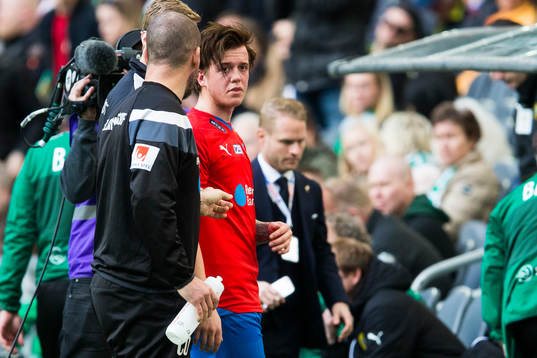 Helsingborgs Alexander Achinioti-Jönsson kliver av planen