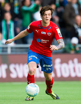 Helsingborgs Alexander Achinioti-Jönsson med bollen