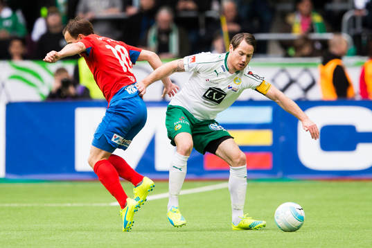 Helsingborgs Anton Wede i kamp om bollen med Hammarbys