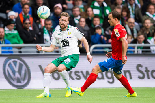 Hammarbys Arnor Smarason med ett inlägg förbi