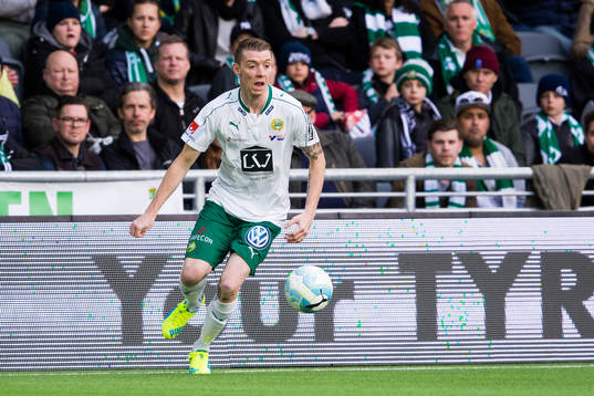 Hammarbys Birkir Már Saevarsson med bollen