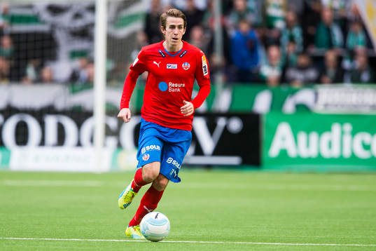 Helsingborgs Adam Eriksson med bollen