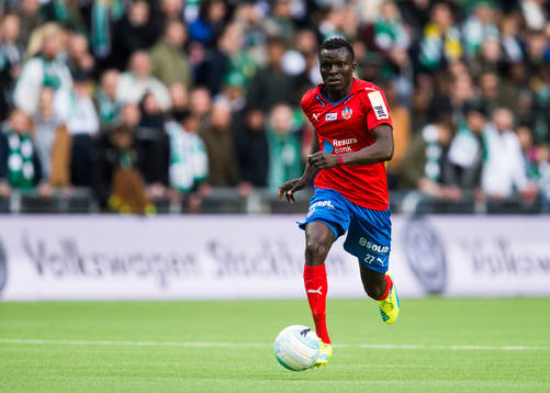 Helsingborgs Lalawélé Atakora med bollen