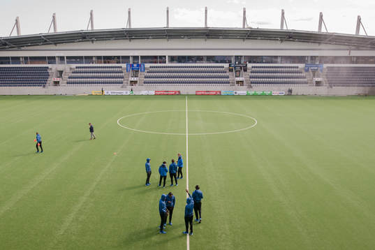 Djurgårdens spelare på planen före fotbollsmatchen i