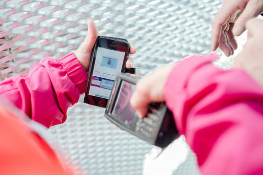 Biljettscanner före fotbollsmatchen i Allsvenskan mellan