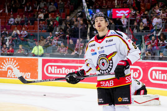 Luleås Johan Forsberg värmer upp innan semifinal 5 i