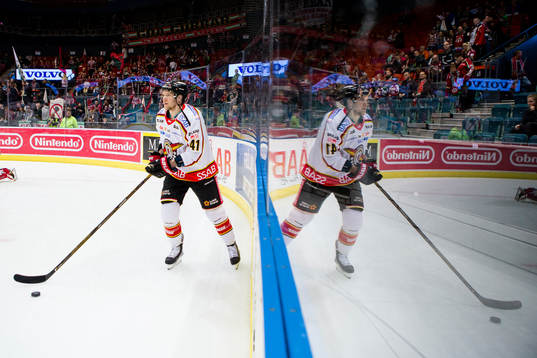 Luleås Ilari Melart värmer upp innan semifinal 5 i