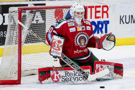 Frölundas målvakt Victor Brattström värmer upp innan