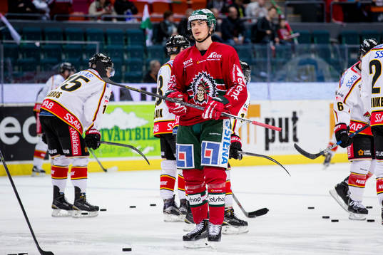 Frölundas Johan Sundström värmer upp innan semifinal 5 i