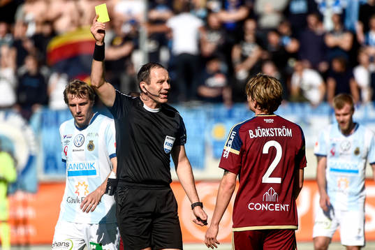 Domaren Jonas Eriksson ger Gefles Joshua Nadeau ett gult