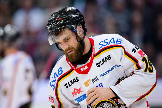 Luleås Jacob Lagace lämnar isen