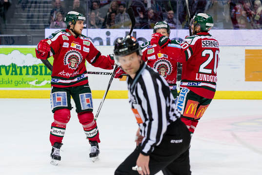 Frölundas Henrik Tömmernes jublar ihop med Ryan Lasch och