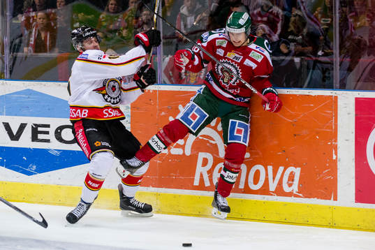 Luleås Christian Jaros tacklar Frölundas Johan Sundström