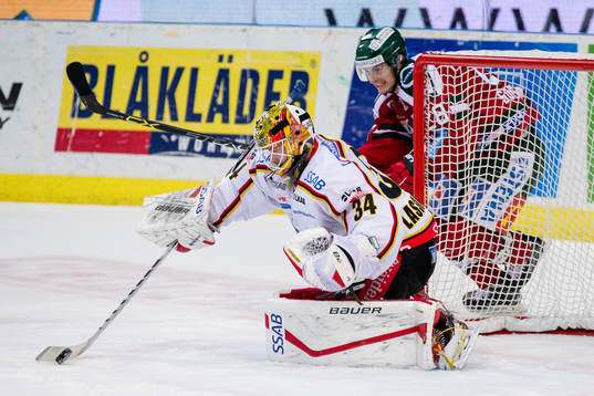 Luleås målvakt Joel Lassinantti tar pucken före