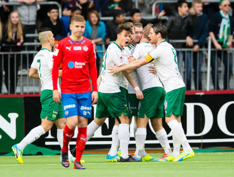 Hammarbys Erik Israelsson gör 1-1 och gratuleras av