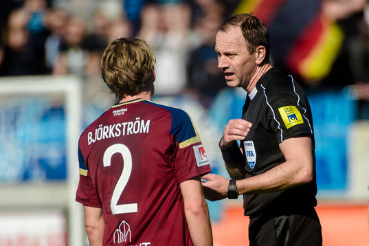 Doamren Jonas Eriksson varnar Djurgårdens Tim Björkström