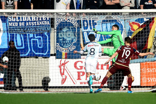 Gefles Simon Skrabb gör 1-0 bakom Djurgårdens målvakt
