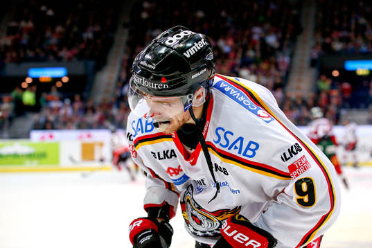 Luleås Johan Forsberg har träffats av pucken i ansiktet