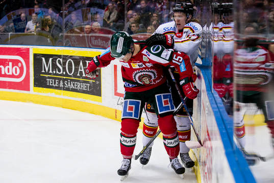 Luleås Emil Sylvegård och Frölundas Joey Crabb