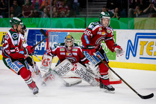 Frölundas Oscar Fantenberg vid pucken framför målvakt
