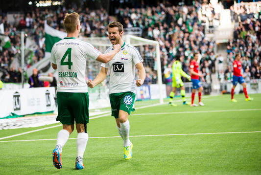 Hammarbys Erik Israelsson gör 5-1 och gratuleras av Måns