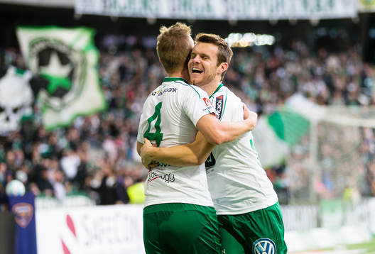 Hammarbys Erik Israelsson gör 5-1 och gratuleras av Måns