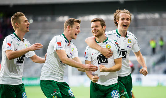 a höger) gör 4-1 och firar med Erik Israelsson (v),