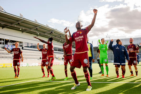 Djurgårdens Omar Colley jublar med publiken fete r