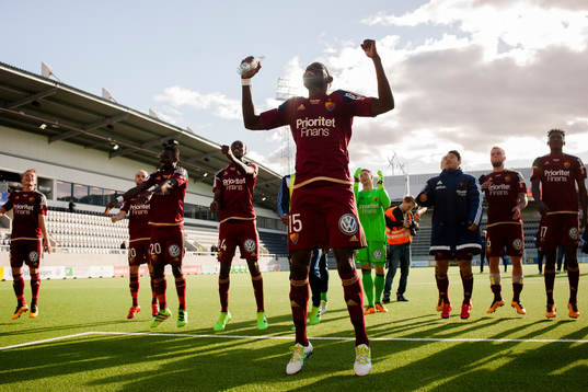 Djurgårdens Omar Colley jublar med publiken fete r