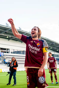 Djurgårdens Kevin Walker jublar med publiken