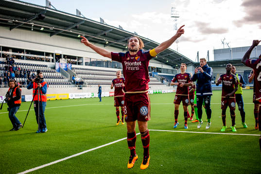 Djurgårdens Kevin Walker jublar med publiken