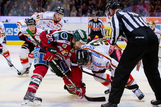 Frölundas Joel Lundqvist tekar mot Luleås Jonathan